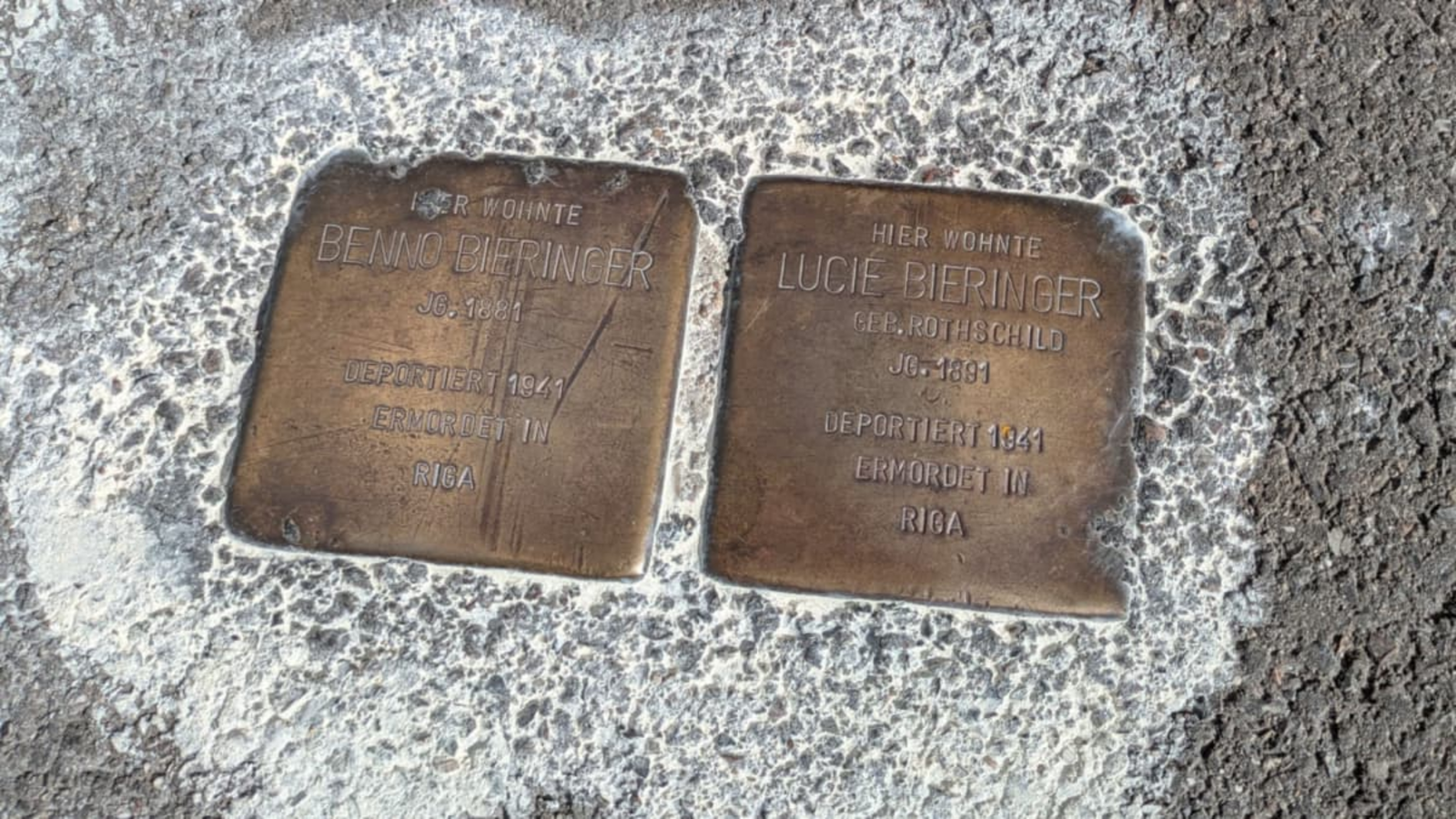 Von Unbekannten beschmierte und dann provisorisch gereinigte Stolpersteine in der ArminstraßeNils Westerhaus Von Unbekannten beschmierte und dann provisorisch gereinigte Stolpersteine in der ArminstraßeNils Westerhaus