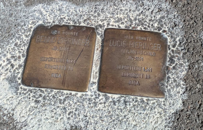 Von Unbekannten beschmierte und dann provisorisch gereinigte Stolpersteine in der Arminstraße<span class='image-autor'>Nils Westerhaus</span>