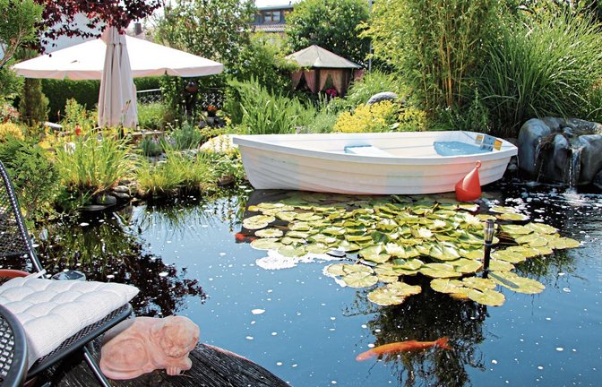 Vom Holzdeck aus genießt Werner Dippon am liebsten sein Paradies. Fotos: Gergen