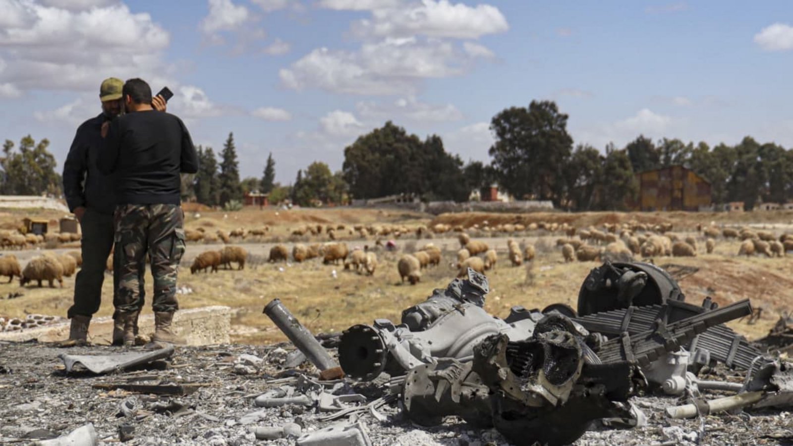 Zwei syrische Armeeoffiziere inspizieren den Ort eines israelischen Angriffs auf einen Militärflughafen in der Nähe von Hama (Archivfoto).AP Zwei syrische Armeeoffiziere inspizieren den Ort eines israelischen Angriffs auf einen Militärflughafen in der Nähe von Hama (Archivfoto).AP