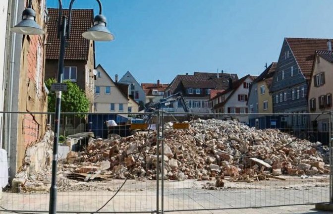 Neue Ansichten in der Stuttgarter Straße in Vaihingen: Das ehemalige Kreissparkassengebäude hat sich unter Baulärm in Schutt aufgelöst. Foto: Rücker