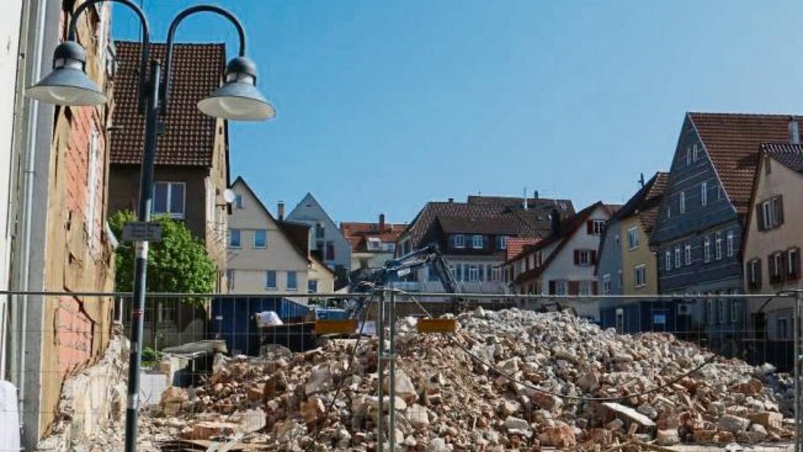 Neue Ansichten in der Stuttgarter Straße in Vaihingen: Das ehemalige Kreissparkassengebäude hat sich unter Baulärm in Schutt aufgelöst. Foto: Rücker Neue Ansichten in der Stuttgarter Straße in Vaihingen: Das ehemalige Kreissparkassengebäude hat sich unter Baulärm in Schutt aufgelöst. Foto: Rücker