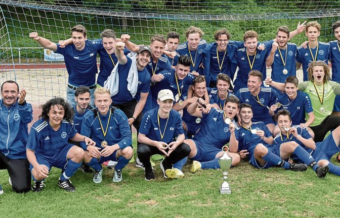 Die A-Junioren des SV Illingen haben den Abschied ihres langjährigen Trainers Marcello Solombrino (links) mit dem ersten Sieg des Vereins im Finale des Bezirkspokals gefeiert. Fotos: Leitner