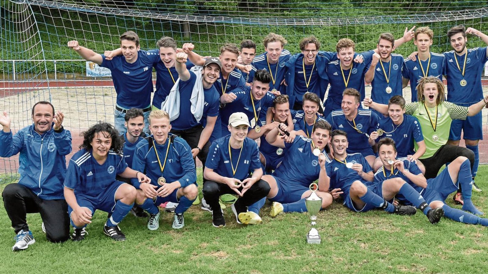 Die A-Junioren des SV Illingen haben den Abschied ihres langjährigen Trainers Marcello Solombrino (links) mit dem ersten Sieg des Vereins im Finale des Bezirkspokals gefeiert. Fotos: Leitner