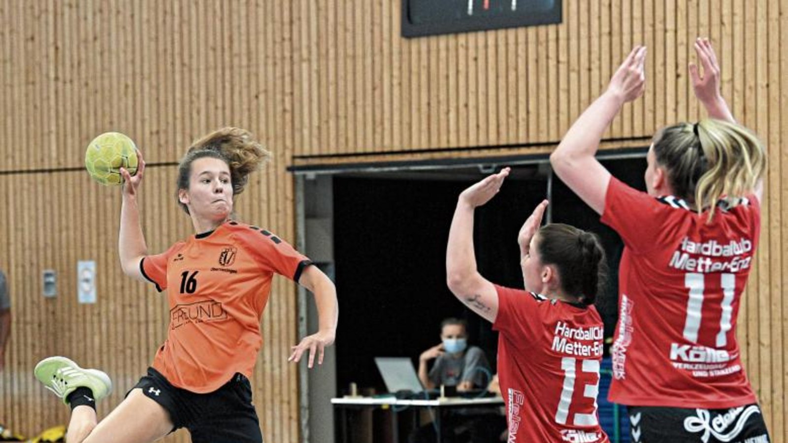 BIanca Bortel (von links) steigt gegen Lisa Schmidt und Sophie Kämpfe zum Sprungwurf hoch. Ein Treffer bleibt der Oberriexingerin gegen den HC Metter-Enz aber verwehrt.  Foto: Leitner