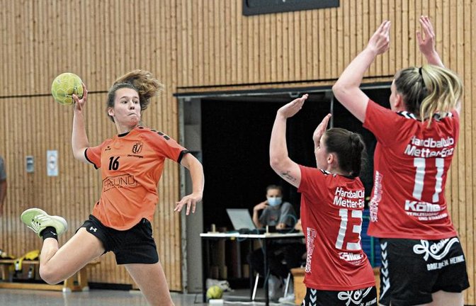 BIanca Bortel (von links) steigt gegen Lisa Schmidt und Sophie Kämpfe zum Sprungwurf hoch. Ein Treffer bleibt der Oberriexingerin gegen den HC Metter-Enz aber verwehrt.  Foto: Leitner