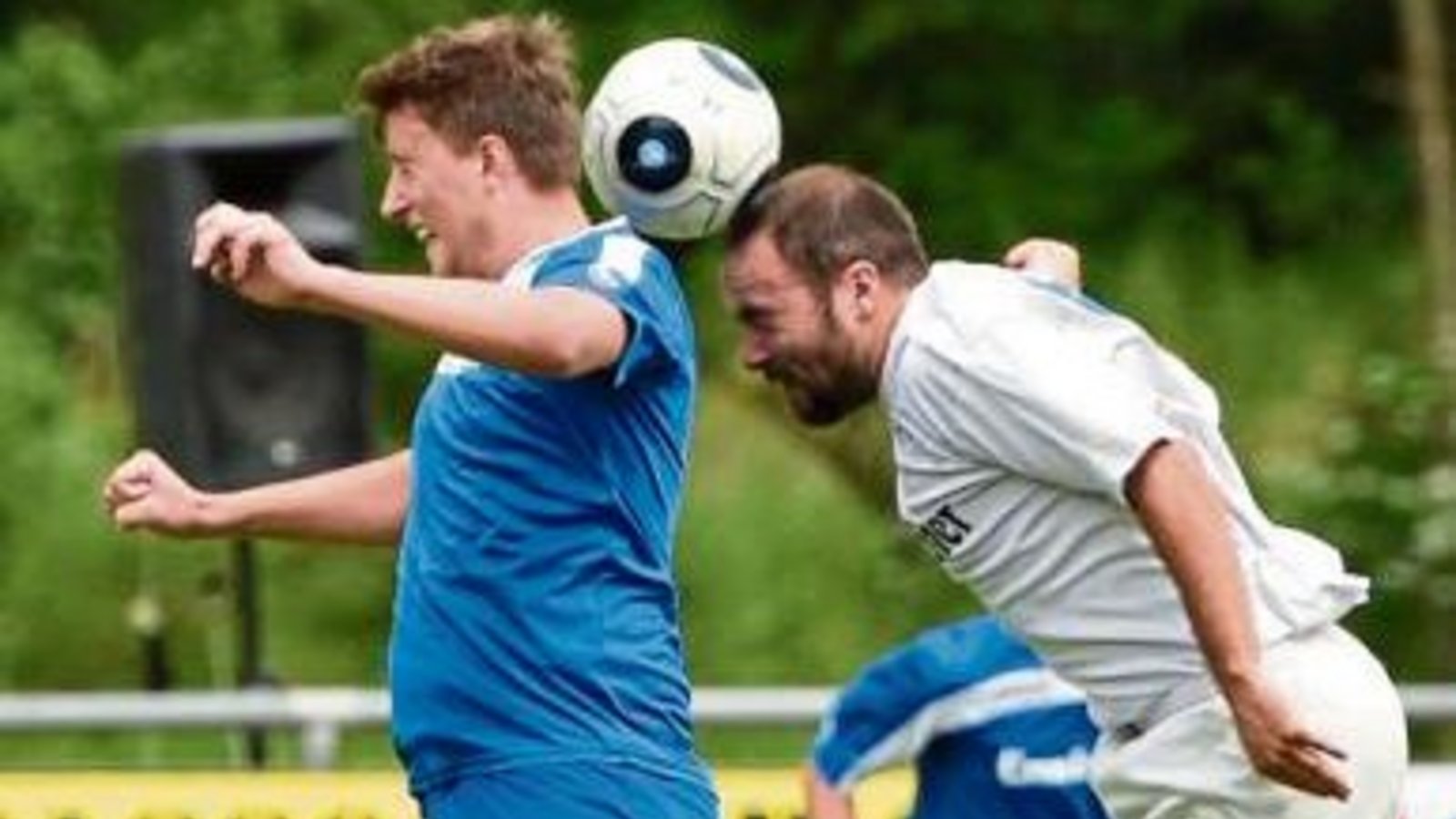 Robin Schwarz (rechts) klärt gegen Gündelbachs Christian Staiber. Wegen des schlechten Torverhältnisses ist für Aurich dennoch vor dem Halbfinale Schluss. Foto: Leitner Robin Schwarz (rechts) klärt gegen Gündelbachs Christian Staiber. Wegen des schlechten Torverhältnisses ist für Aurich dennoch vor dem Halbfinale Schluss. Foto: Leitner