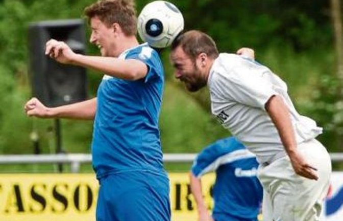 Robin Schwarz (rechts) klärt gegen Gündelbachs Christian Staiber. Wegen des schlechten Torverhältnisses ist für Aurich dennoch vor dem Halbfinale Schluss.  Foto: Leitner