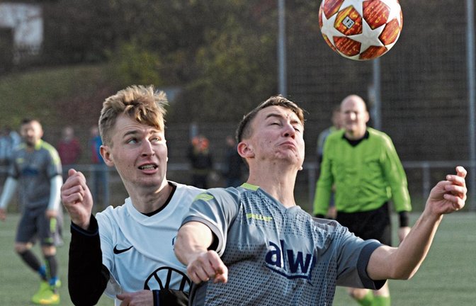 Hinter dem Einsatz von Jonas Neuffer (rechts) im Topspiel gegen den VfR Sersheim steht noch ein Fragezeichen. Foto: Leitner