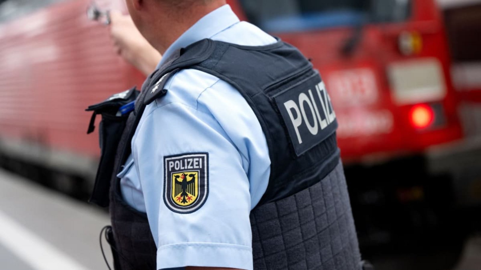 Am Samstagmorgen wurde ein 22-Jähriger von der Bundespolizei aufgegriffen, der außen auf einem Metropolexpress von Stuttgart nach Tübingen mitfahren wollte (Symbolfoto).Sven Hoppe/dpa Am Samstagmorgen wurde ein 22-Jähriger von der Bundespolizei aufgegriffen, der außen auf einem Metropolexpress von Stuttgart nach Tübingen mitfahren wollte (Symbolfoto).Sven Hoppe/dpa