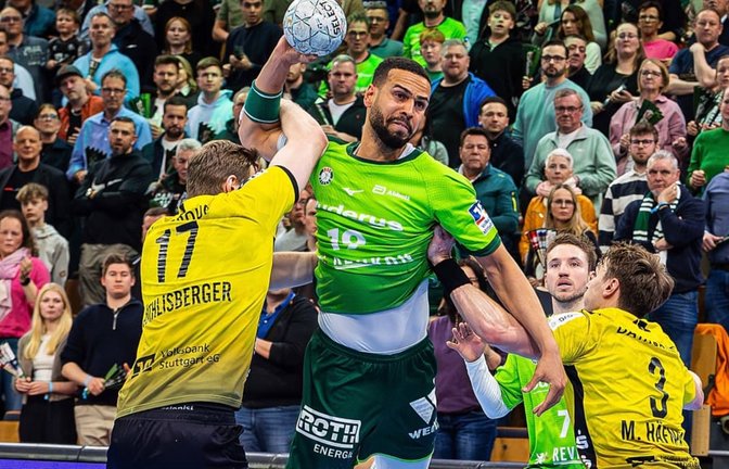 Vergangene Saison spielten Samuel Röthlisberger und Max Häfner (TVB Stuttgart) noch gegen Philipp Ahouansou (HSG Wetzlar) – künftig geht es in einem Team gemeinsam zur Sache.<span class='image-autor'>IMAGO/Oliver Vogler</span>