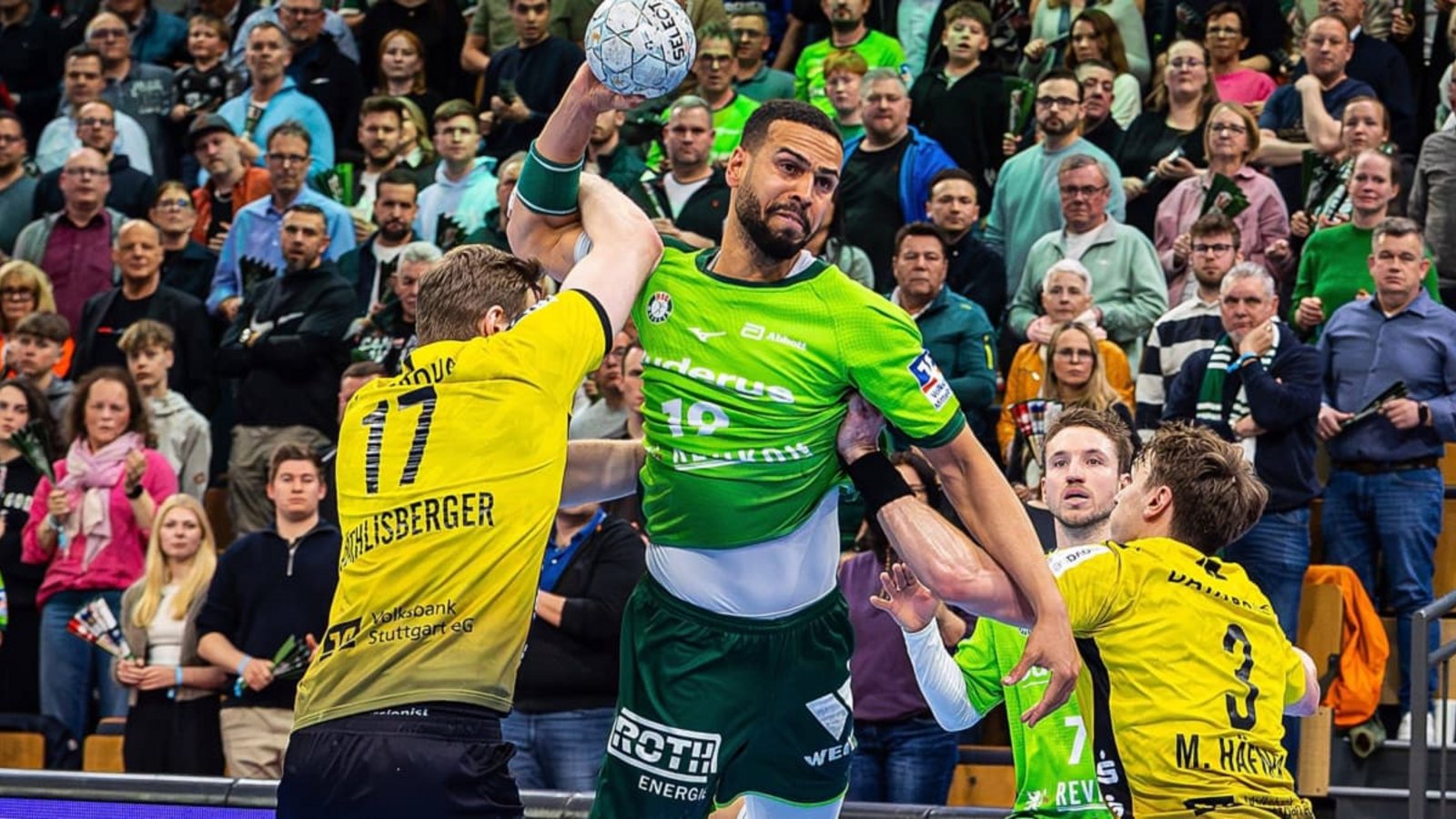 Vergangene Saison spielten Samuel Röthlisberger und Max Häfner (TVB Stuttgart) noch gegen Philipp Ahouansou (HSG Wetzlar) – künftig geht es in einem Team gemeinsam zur Sache.IMAGO/Oliver Vogler Vergangene Saison spielten Samuel Röthlisberger und Max Häfner (TVB Stuttgart) noch gegen Philipp Ahouansou (HSG Wetzlar) – künftig geht es in einem Team gemeinsam zur Sache.IMAGO/Oliver Vogler