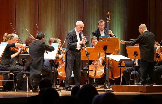 Mit Solist Stefan Schilli an der Oboe und Dirigent Junichi Hirokami gelangen dem Südwestdeutschen Kammerorchester Pforzheim am Sonntagabend besondere Momente im Zeichen der aufgehenden Sonne.  <span class='image-autor'>Foto: Friedrich</span>