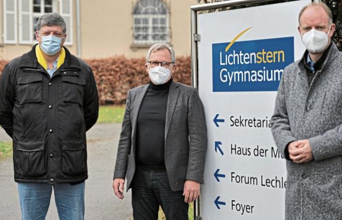 Roland Zitzmann, Reinhart Gronbach und Timm Kern (von links) vor dem Lichtenstern-Gymnasium in Sachsenheim. Foto: p