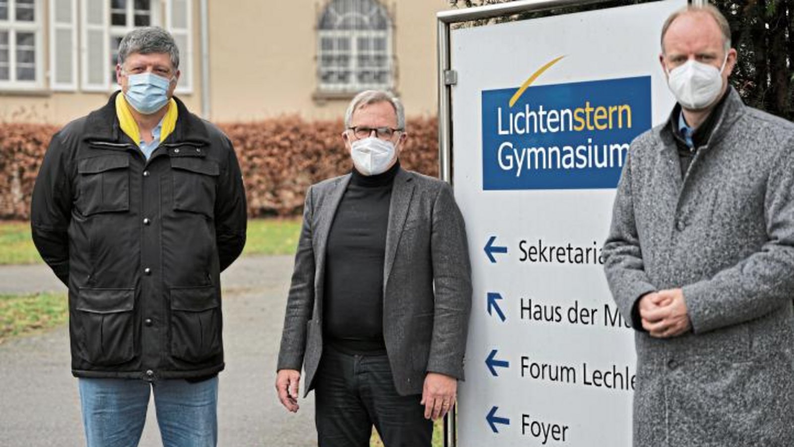 Roland Zitzmann, Reinhart Gronbach und Timm Kern (von links) vor dem Lichtenstern-Gymnasium in Sachsenheim. Foto: p Roland Zitzmann, Reinhart Gronbach und Timm Kern (von links) vor dem Lichtenstern-Gymnasium in Sachsenheim. Foto: p