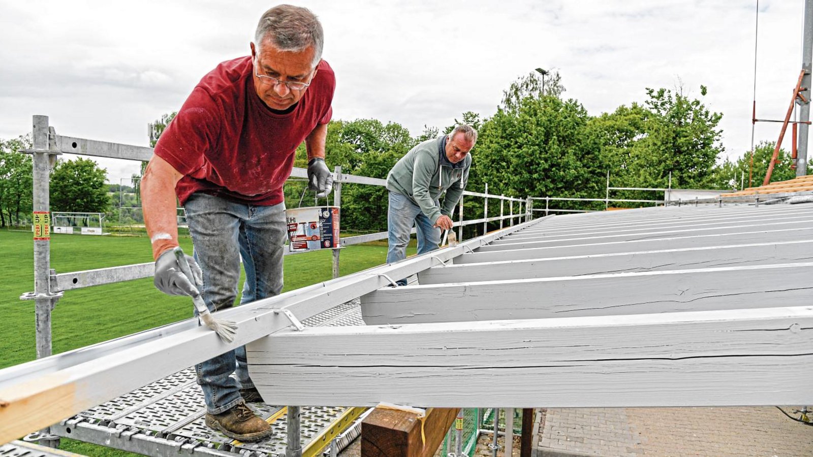 Manfred Dupper (links) und Reiner Schneider legen beim Streichen der neuen Dachbalken selbst Hand an. Einige Arbeiten mussten allerdings aus versicherungstechnischen Gründen von Fachfirmen ausgeführt werden. Foto: Leitner Manfred Dupper (links) und Reiner Schneider legen beim Streichen der neuen Dachbalken selbst Hand an. Einige Arbeiten mussten allerdings aus versicherungstechnischen Gründen von Fachfirmen ausgeführt werden. Foto: Leitner
