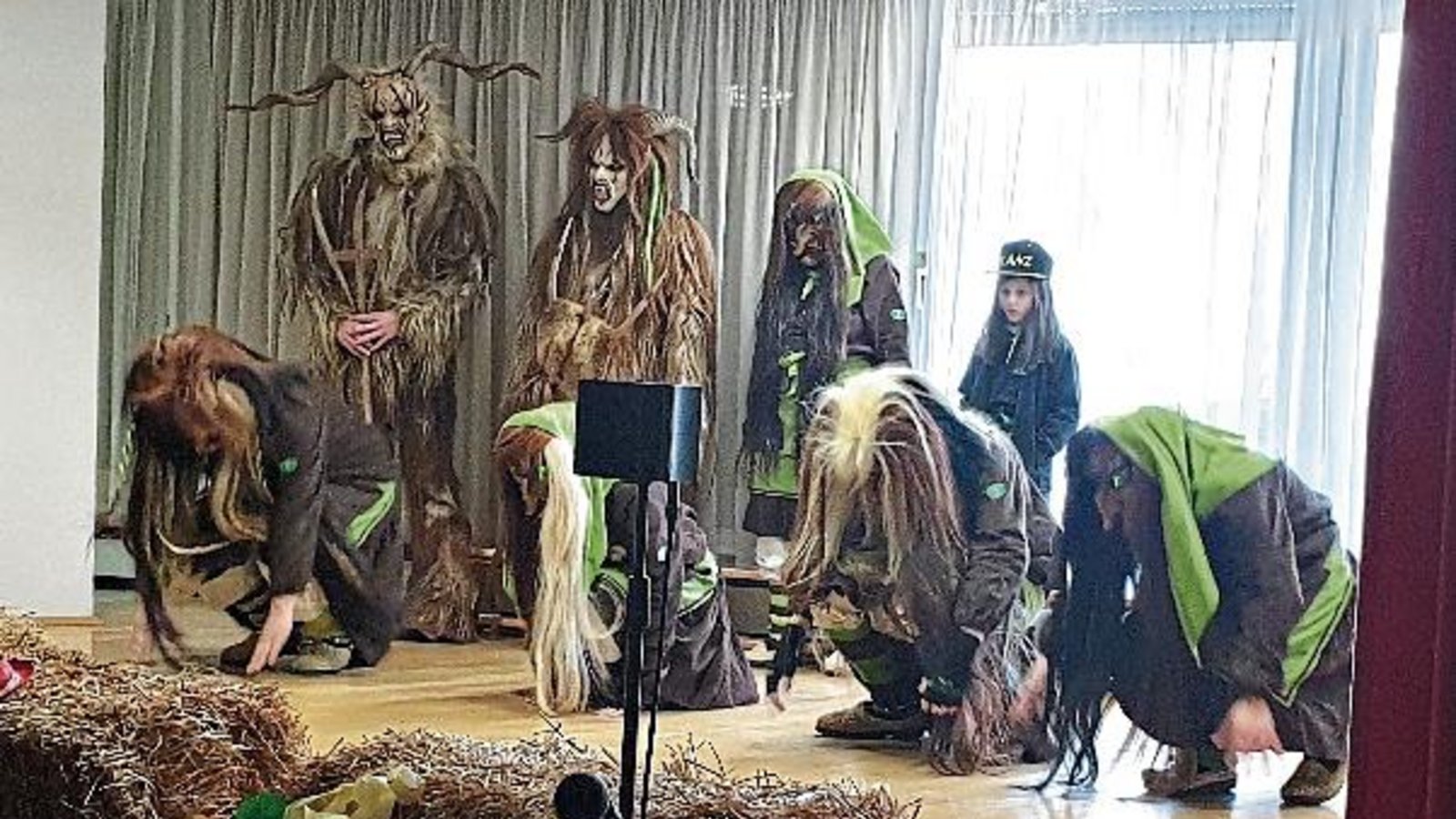 Die Aizemer Strohhexen verbreiten das echte Fasnet-Feeling im Gemeindesaal. Die Aizemer Strohhexen verbreiten das echte Fasnet-Feeling im Gemeindesaal.