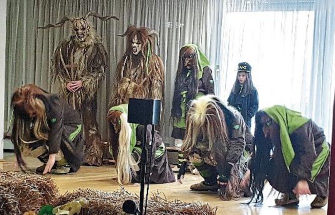 Die Aizemer Strohhexen verbreiten das echte Fasnet-Feeling im Gemeindesaal.