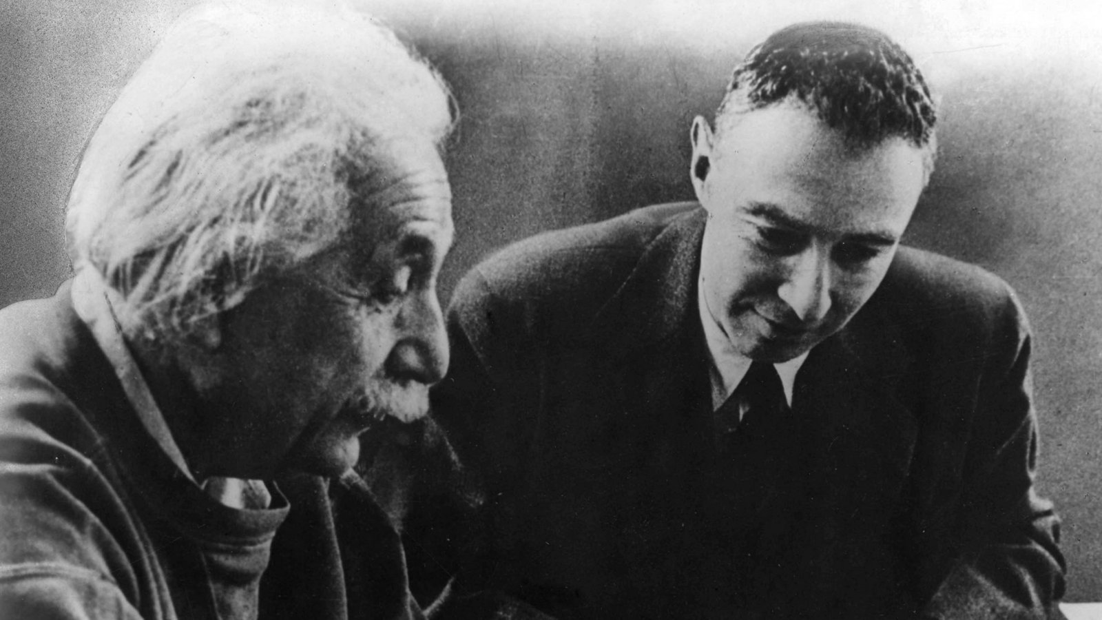 Wissenschaftler unter sich: Albert Einstein mit Robert Oppenheimer (rechts), schätzungsweise im Jahr 1947.Foto: imago/United Archives/imago stock&people