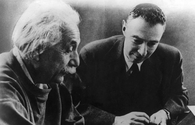 Wissenschaftler unter sich: Albert Einstein mit Robert Oppenheimer (rechts), schätzungsweise im Jahr 1947.<span class='image-autor'>Foto: imago/United Archives/imago stock&people</span>
