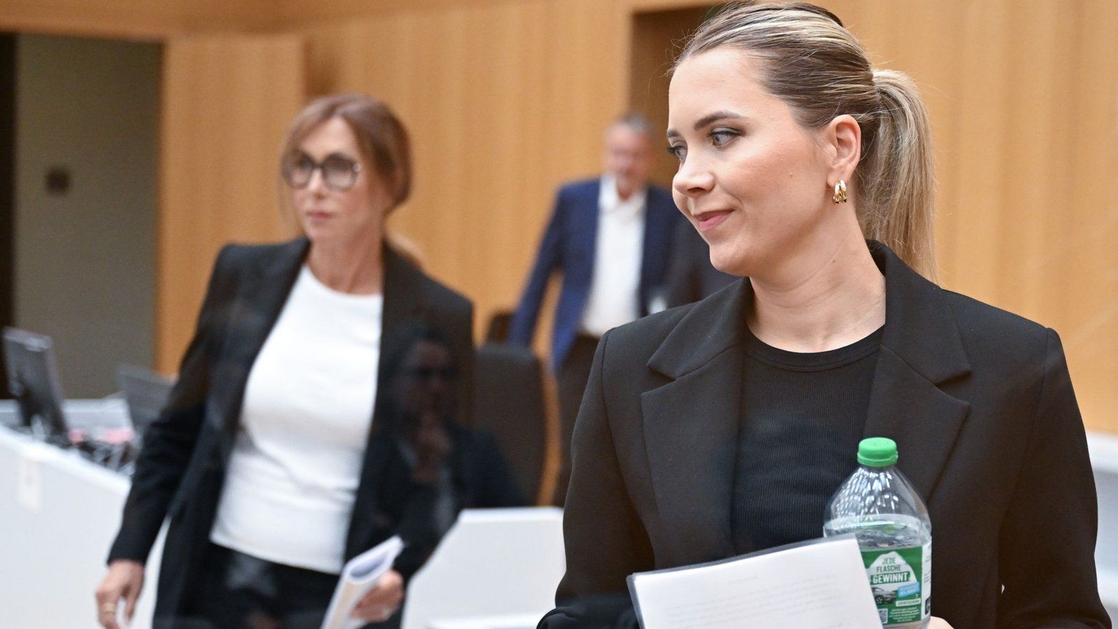 Eve Laur (rechts), die Schwester des 29-jährigen Polizisten, der bei einem Messerangriff auf dem Marktplatz in Mannheim getötet wurde, schildert, wie es ihr nach dem Tod des Bruders geht. Links läuft Petra Laur, die Mutter.Foto: Bernd Weißbrod Eve Laur (rechts), die Schwester des 29-jährigen Polizisten, der bei einem Messerangriff auf dem Marktplatz in Mannheim getötet wurde, schildert, wie es ihr nach dem Tod des Bruders geht. Links läuft Petra Laur, die Mutter.Foto: Bernd Weißbrod