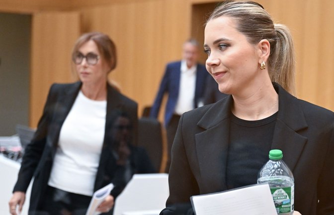 Eve Laur (rechts), die Schwester des 29-jährigen Polizisten, der bei einem Messerangriff auf dem Marktplatz in Mannheim getötet wurde, schildert, wie es ihr nach dem Tod des Bruders geht. Links läuft Petra Laur, die Mutter.<span class='image-autor'>Foto: Bernd Weißbrod</span>