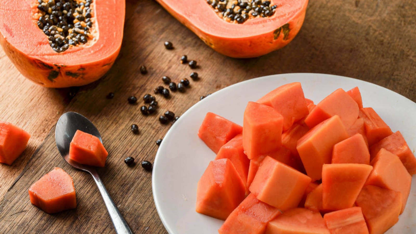In diesem Artikel zeigen wir Ihnen, wie Sie eine Papaya richtig schneiden und zubereiten. (Anleitung in 6 Schritten)Foto: PTP034 / Shutterstock.com