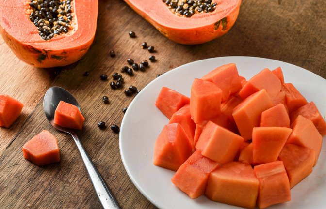 In diesem Artikel zeigen wir Ihnen, wie Sie eine Papaya richtig schneiden und zubereiten. (Anleitung in 6 Schritten)<span class='image-autor'>Foto: PTP034 / Shutterstock.com</span>