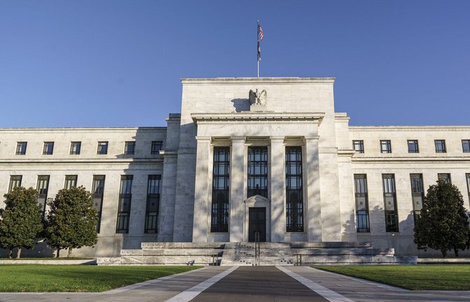 Die US-Notenbank Fed hat den Leitzins erneut angehoben. (Symbolbild)<span class='image-autor'>Foto: dpa/J. Scott Applewhite</span>