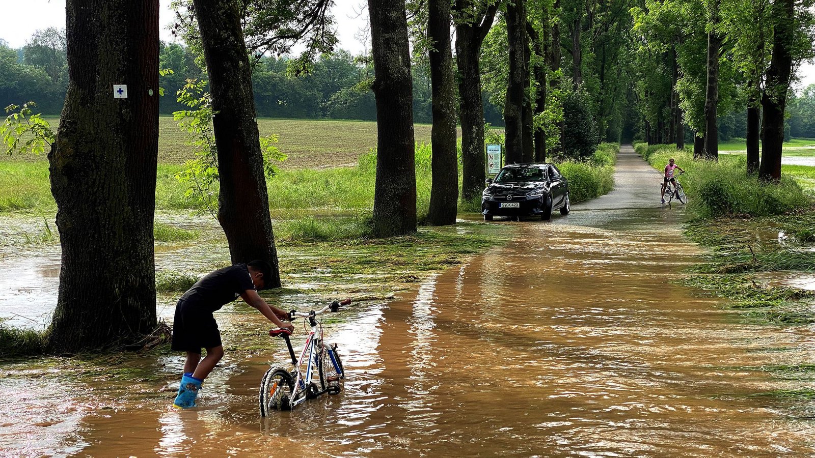 Hochwasser im Körschtal bei Stuttgart-Plieningen.Foto: IMAGO/Wilhelm Mierendorf Hochwasser im Körschtal bei Stuttgart-Plieningen.Foto: IMAGO/Wilhelm Mierendorf