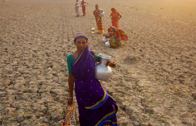 Um sauberes Trinkwasser für ihre Familien zu holen, müssen diese Frauen in Bangladesch kilometerweit durch ausgetrocknetes Ödland laufen.<span class='image-autor'>Foto: Imago/Zuma Press Wire</span>