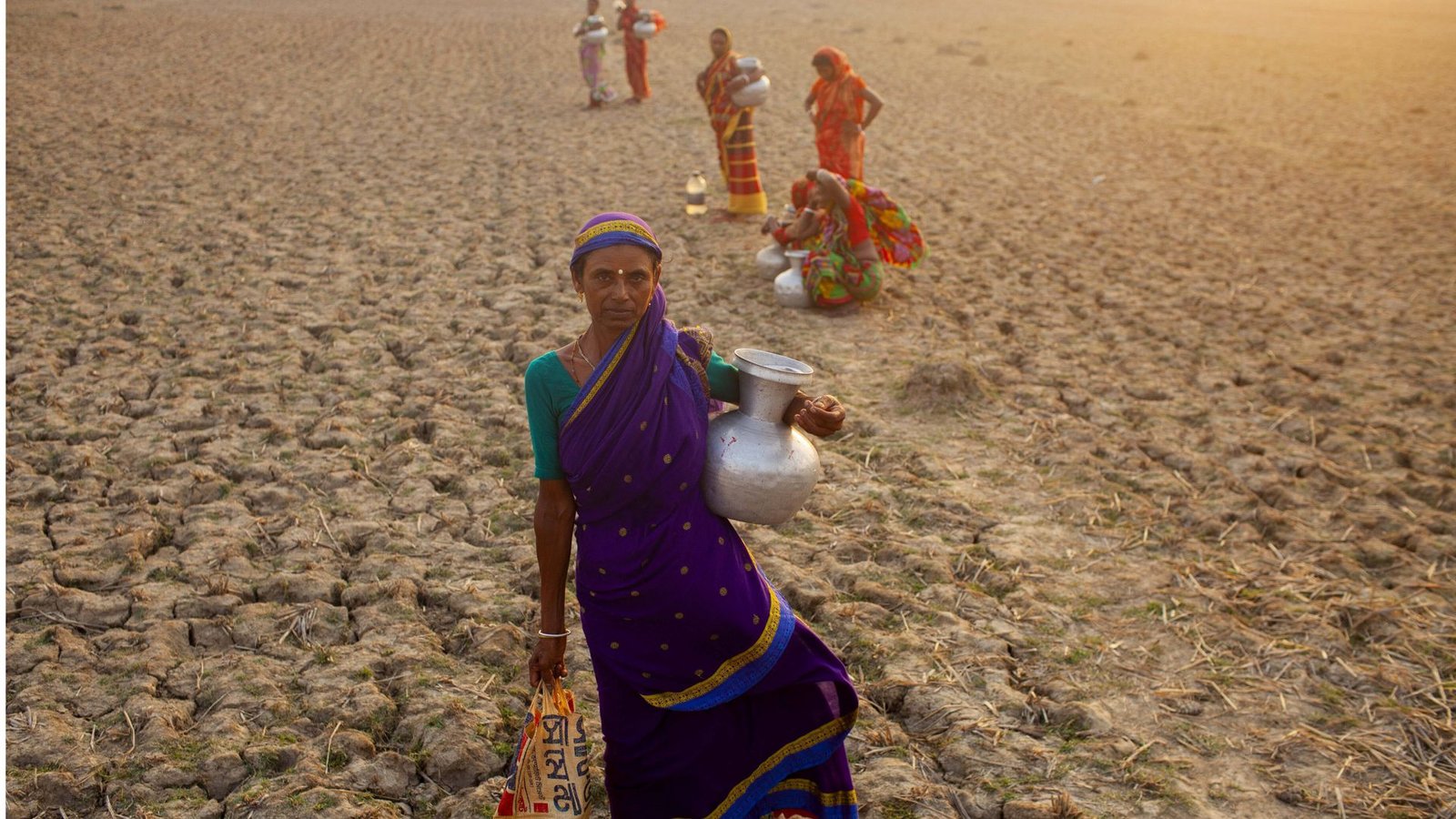 Um sauberes Trinkwasser für ihre Familien zu holen, müssen diese Frauen in Bangladesch kilometerweit durch ausgetrocknetes Ödland laufen.Foto: Imago/Zuma Press Wire Um sauberes Trinkwasser für ihre Familien zu holen, müssen diese Frauen in Bangladesch kilometerweit durch ausgetrocknetes Ödland laufen.Foto: Imago/Zuma Press Wire