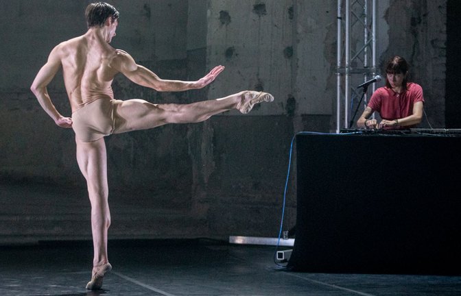 Alisa Scetinina mixt im Hintergrund live die Musik für Friedemann Vogels Solo „Die Seele am Faden“.<span class='image-autor'>Foto: Andrea Veroni</span>