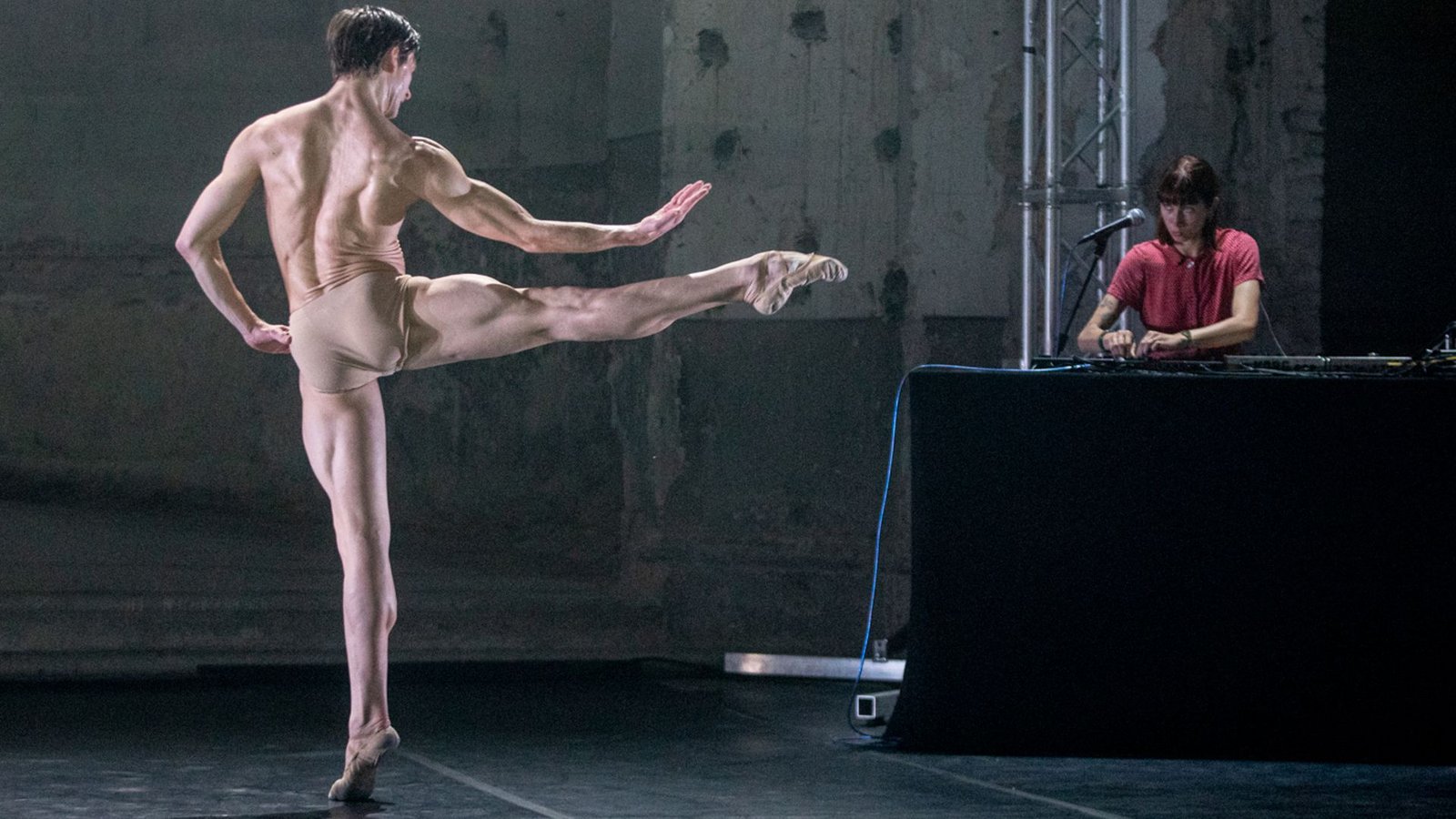 Alisa Scetinina mixt im Hintergrund live die Musik für Friedemann Vogels Solo „Die Seele am Faden“.Foto: Andrea Veroni