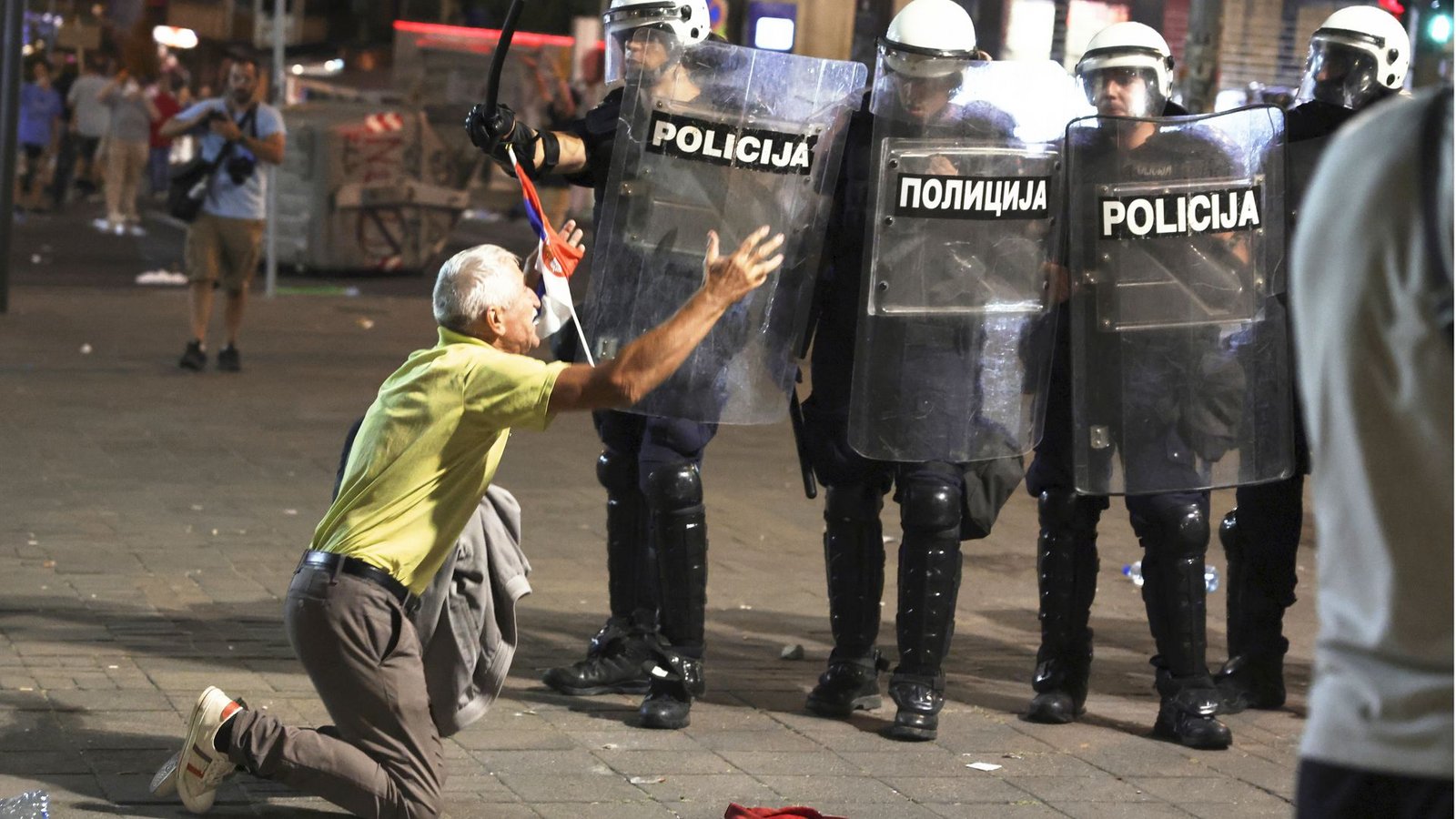 Ein Demonstrant fleht die Polizei an bei Protesten in Belgrad.Foto: dpa/Marko Drobnjakovic Ein Demonstrant fleht die Polizei an bei Protesten in Belgrad.Foto: dpa/Marko Drobnjakovic