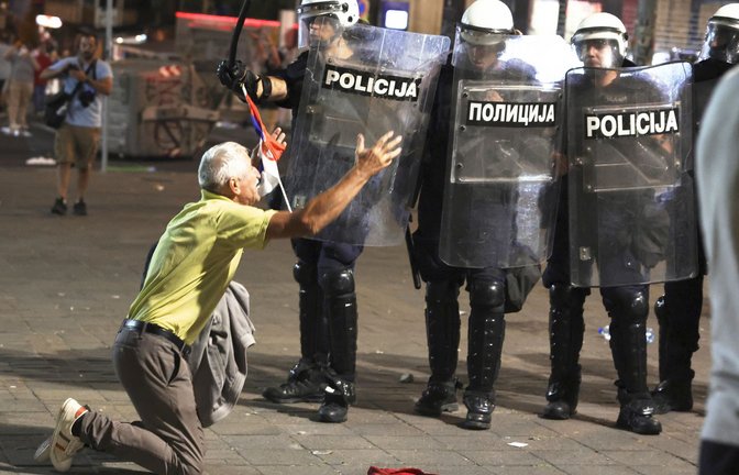 Ein Demonstrant fleht die Polizei an bei Protesten in Belgrad.<span class='image-autor'>Foto: dpa/Marko Drobnjakovic</span>