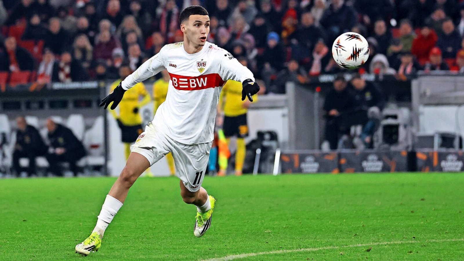 Bilal El Khannouss ist fokussiert auf den Ball – genauso wie der VfB auf den Pokal-Gegner Kiel. Das Ziel ist das Halbfinale.Foto: Baumann