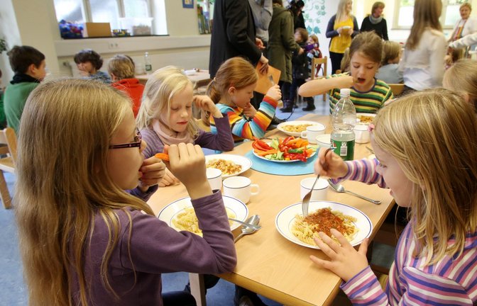 Das Mittagessen gehört für die Schüler in  der Ganztagsbetreuung meistens  dazu.<span class='image-autor'>Foto: dpa/Roland Weihrauch</span>