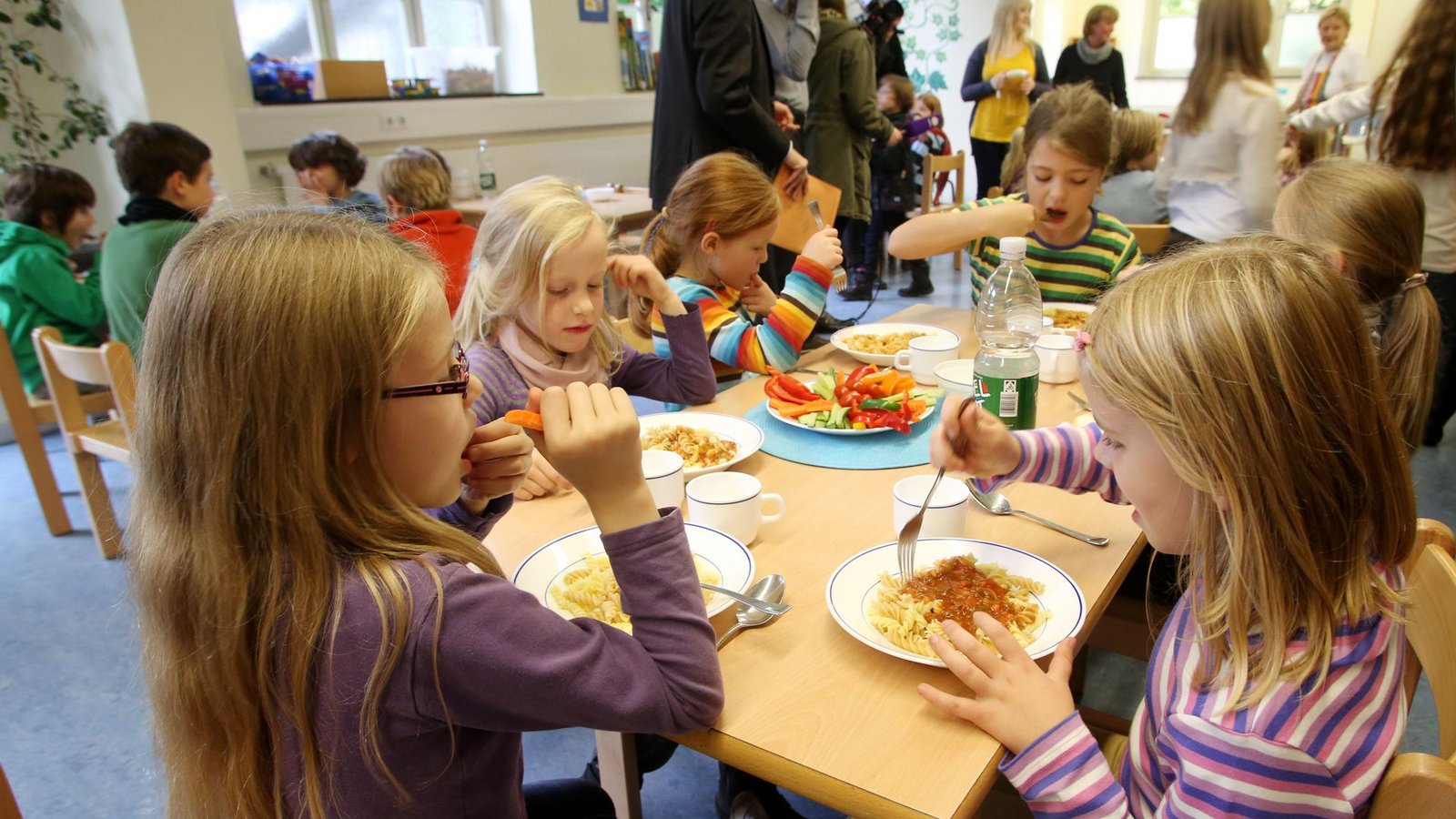 Das Mittagessen gehört für die Schüler in der Ganztagsbetreuung meistens dazu.Foto: dpa/Roland Weihrauch Das Mittagessen gehört für die Schüler in der Ganztagsbetreuung meistens dazu.Foto: dpa/Roland Weihrauch
