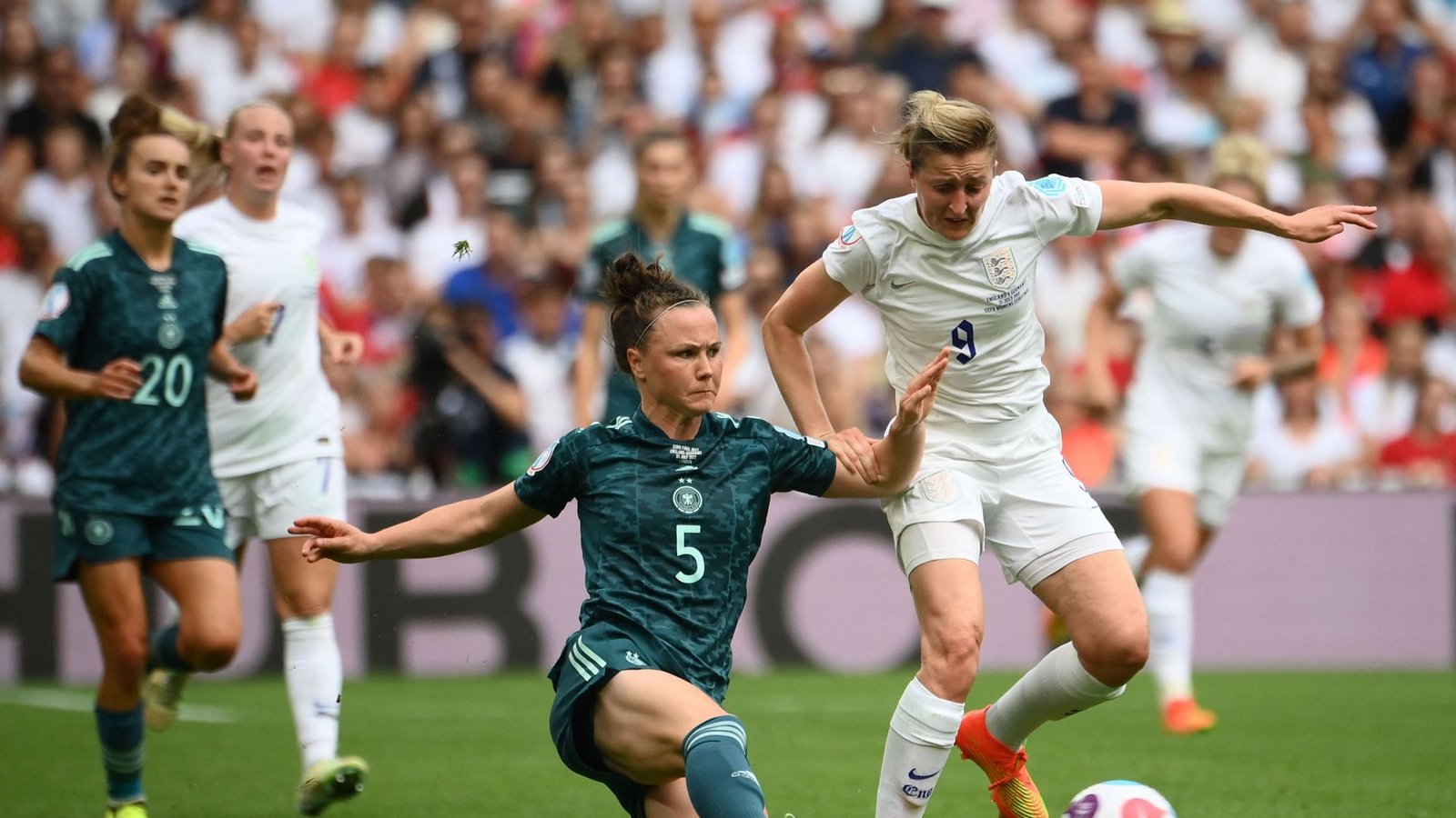Englands Stürmerin Ellen White strahlte in der ersten Halbzeit immer wieder Torgefahr aus. Später wurde sie ausgewechselt.Foto: AFP/FRANCK FIFE