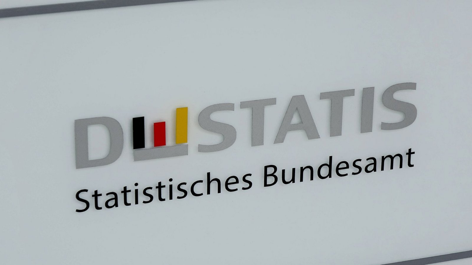 Wie das Statistische Bundesamt am Montag mitteilte, ist die Zahl der registrierten Schutzsuchenden gegenüber dem Vorjahr um 4,1 Prozent gestiegen (Symbolbild).Foto: IMAGO/Steinach/IMAGO/Sascha Steinach Wie das Statistische Bundesamt am Montag mitteilte, ist die Zahl der registrierten Schutzsuchenden gegenüber dem Vorjahr um 4,1 Prozent gestiegen (Symbolbild).Foto: IMAGO/Steinach/IMAGO/Sascha Steinach