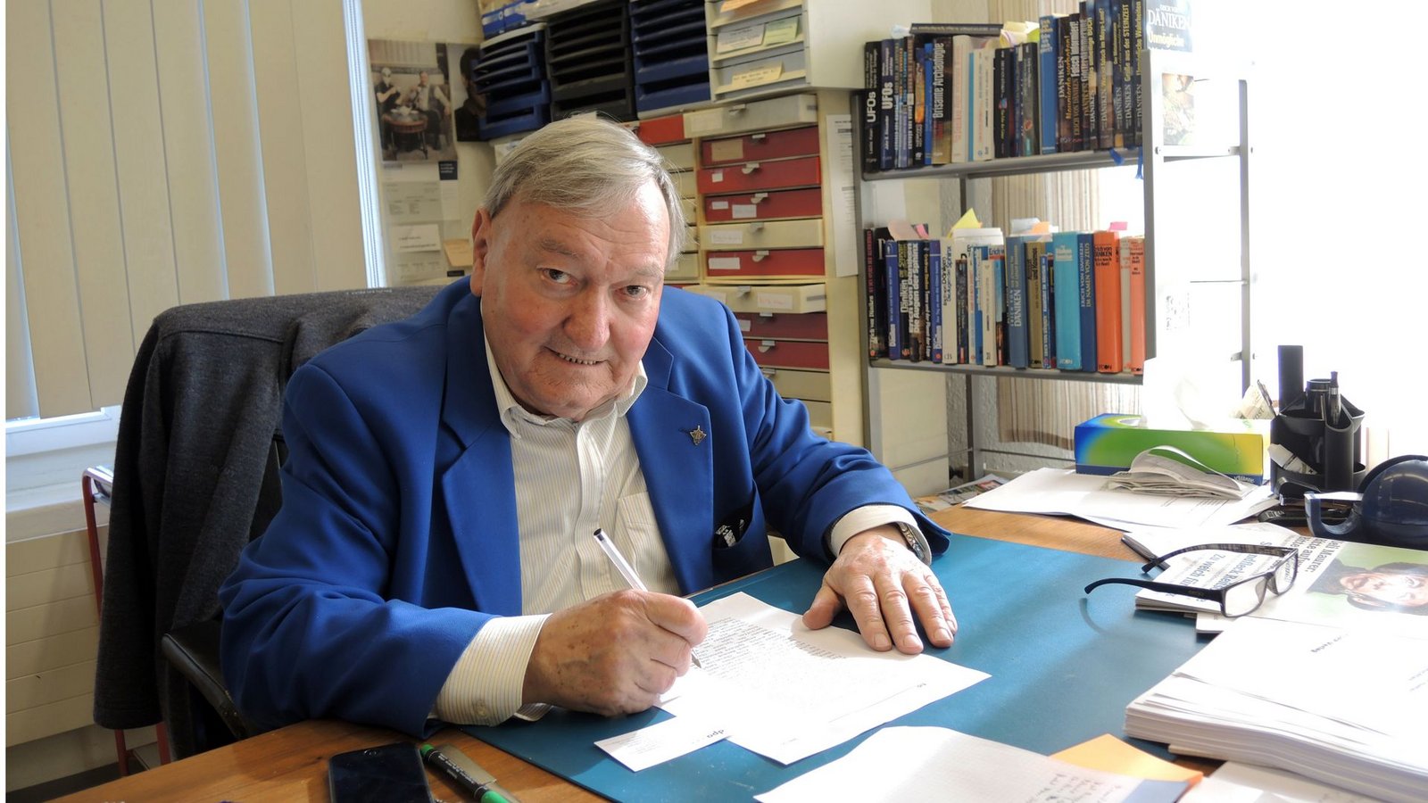 Der Schweizer Bestseller-Autor Erich von Däniken in seiner Schreib- und Forschungswerkstatt in Interlaken. Jetzt ist der Pionier der Prä-Austronautik im Alter von Jahren gestorben.Foto: dpa/Thomas Burmeister Der Schweizer Bestseller-Autor Erich von Däniken in seiner Schreib- und Forschungswerkstatt in Interlaken. Jetzt ist der Pionier der Prä-Austronautik im Alter von Jahren gestorben.Foto: dpa/Thomas Burmeister