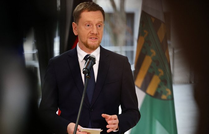 Spricht sich für einen anderen Umgang mit Russland-Sanktionen aus: Sachsens Ministerpräsident Michael Kretschmer.<span class='image-autor'>Foto: AFP/JENS SCHLUETER</span>