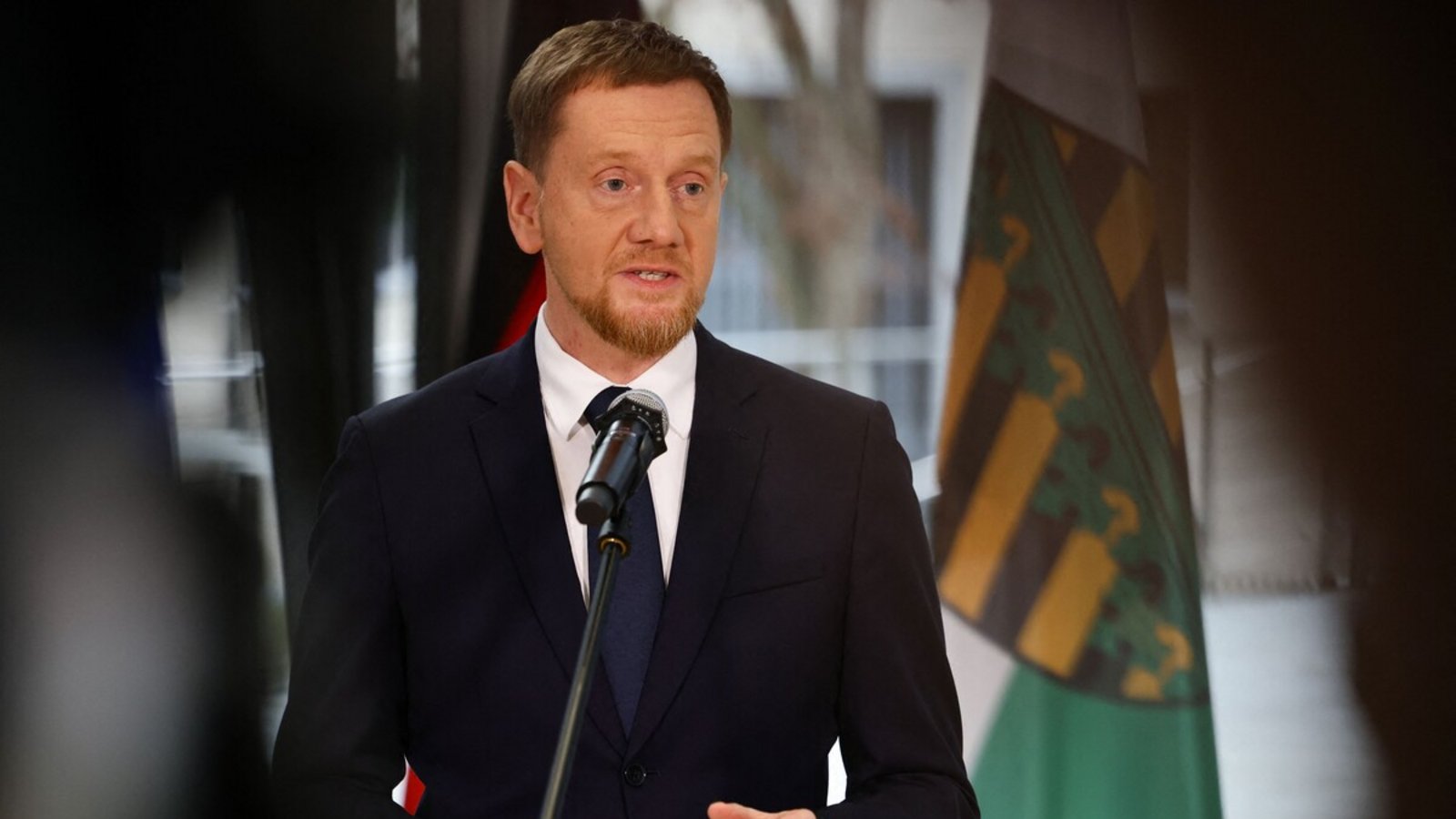 Spricht sich für einen anderen Umgang mit Russland-Sanktionen aus: Sachsens Ministerpräsident Michael Kretschmer.Foto: AFP/JENS SCHLUETER Spricht sich für einen anderen Umgang mit Russland-Sanktionen aus: Sachsens Ministerpräsident Michael Kretschmer.Foto: AFP/JENS SCHLUETER