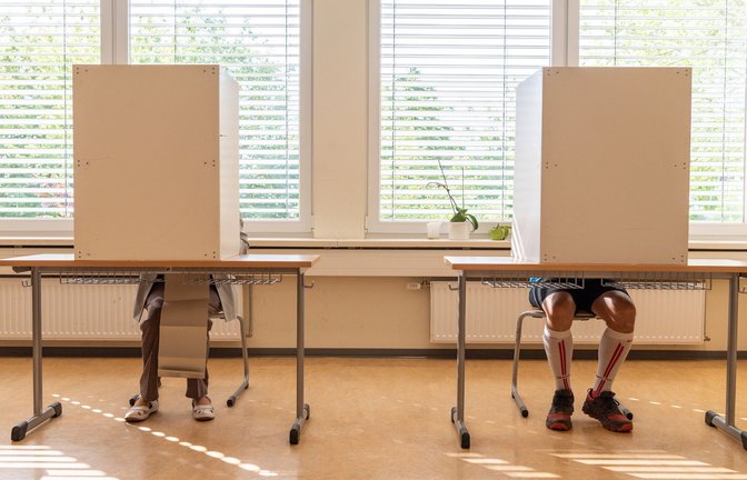 In Wahlkabinen geht es recht privat zu.<span class='image-autor'>Foto: dpa/Robert Michael</span>