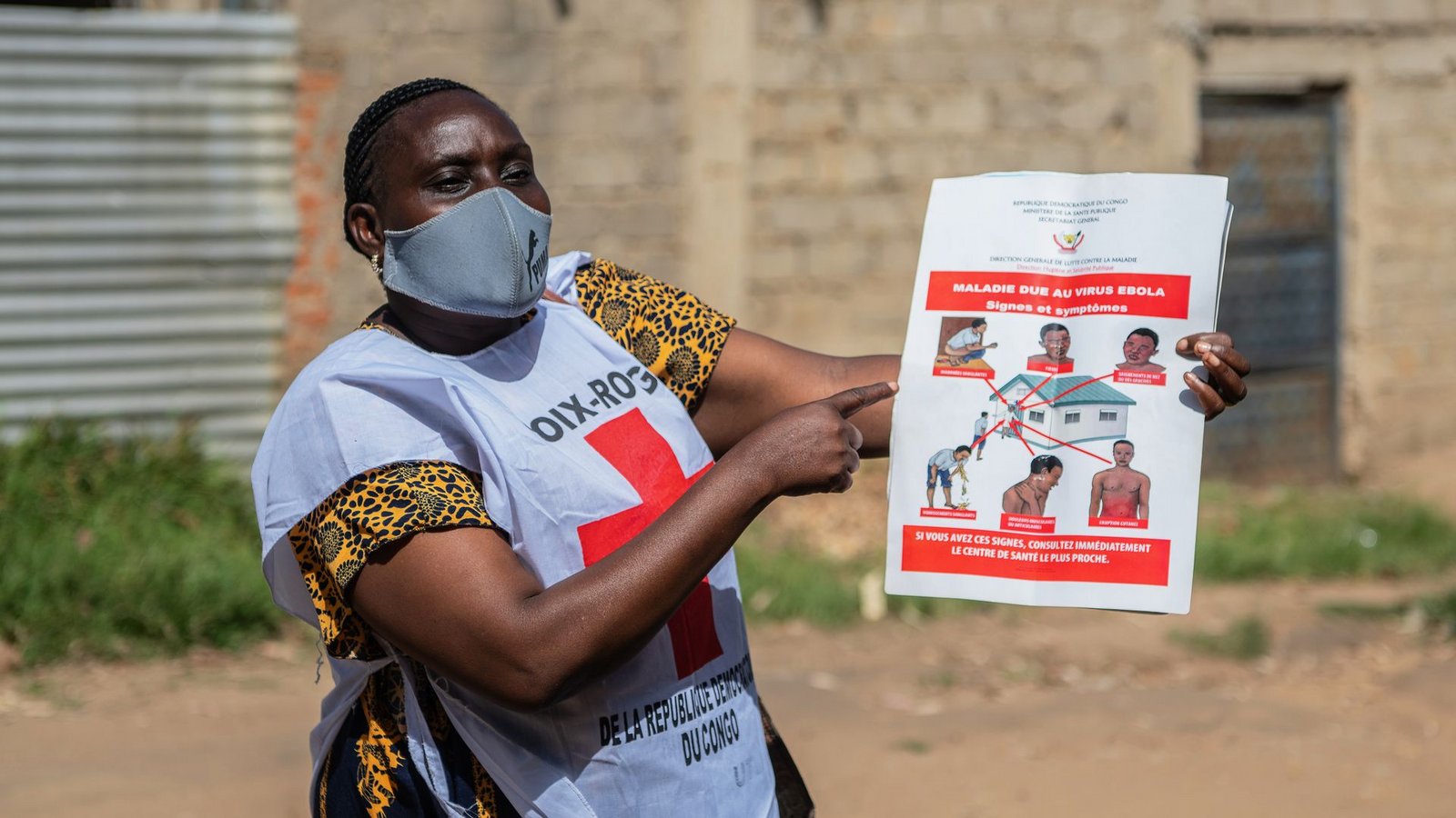 Helfer des Roten Kreuzes betreiben Aufklärung über Ebola - aber zahlreiche Menschen in der betroffenen Region halten die Krankheit für einen Mythos.Foto: Moses Sawasawa/AP/dpa