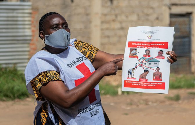 Helfer des Roten Kreuzes betreiben Aufklärung über Ebola - aber zahlreiche Menschen in der betroffenen Region halten die Krankheit für einen Mythos.<span class='image-autor'>Foto: Moses Sawasawa/AP/dpa</span>