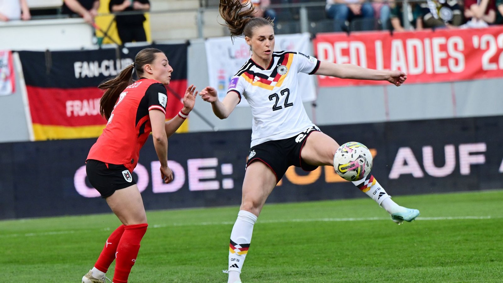 Tat sich schwer gegen Österreich: Flügelstürmerin Jule Brand (r.).Foto: Expa/ Reinhard Eisenbauer/APA/dpa