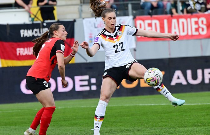 Tat sich schwer gegen Österreich: Flügelstürmerin Jule Brand (r.).<span class='image-autor'>Foto: Expa/ Reinhard Eisenbauer/APA/dpa</span>