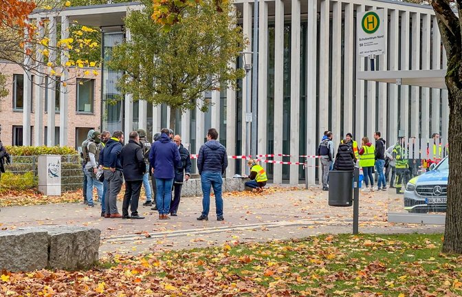 Immer noch herrscht Fassungslosigkeit hinsichtlich der Tat. Das Opfer starb durch den Schuss.<span class='image-autor'>Foto: dpa/Christina Häußler</span>